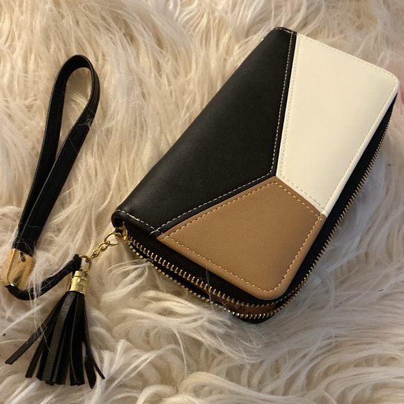 diboli Handbags - DIBOLI faux leather wristlet